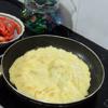 Trứng gà nêm muối, đánh quyện cùng 1 ít bột năng, sau đó chiên mỏng, cắt sợi.