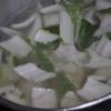 Cũng dùng nồi đã xào thịt, cho lượng nước dùng vừa đủ vào đun sôi, nêm nếm gia vị vừa ăn, cho phần cọng cải trắng vào trước, tiếp đến cho lá cải xanh vào.