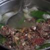 Sau cùng cho thịt bò xào tái vào cùng với 1 muỗng canh tương hột, khuấy đều rồi nêm nếm lại và tắt bếp. 