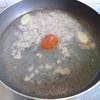 Đổ vào 1-1.5 lít nước, đun sôi rồi cho viên súp thịt gà vào, đun tan gia vị. Cuối cùng cho rau mầm vào, đun cho nước sôi trở lại thì tắt bếp.
