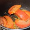 Đun nóng 2 muỗng cà phê dầu ăn phi hành tím băm thơm, cho cà chua vào xào chín.