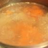 Phần nồi nước hầm sườn non đun khoảng 35-40 phút thì cho cà rốt vào đun cùng, nêm vào nồi canh 2 muỗng cà phê muối, 1/2 muỗng ca phê đường.