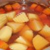 Đặt nồi nước lên bếp, nấu sôi. Cho tôm vào nấu lửa nhỏ, tiếp theo cho cà rốt, khoai tây vào nấu cùng.