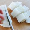 Củ cải trắng gọt vỏ, rửa sạch, cắt thành các miếng vừa ăn (có độ dày 0,75cm). Hành lá cắt nhỏ.