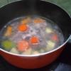 Phi thơm hành tím băm với 2 muỗng canh dầu ăn, đổ 400ml nước vào, nấu sôi. Khi nước sôi, cho cà rốt, khoai tây, bí đỏ vào, nấu khoảng 10 phút.