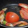 Đun nóng 2 muỗng cà phê dầu ăn, phi hành tím băm thơm, đổ cà chua vào xào chín.