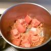 Phi thơm hành tím băm với 2 muỗng canh dầu ăn, cho tôm khô, cà chua vào, xào khoảng 3 phút.
