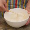 Cho bột mì, 1 muỗng cà phê muối, 150ml nước vào tô, khuấy đều, nặn bột thành hình thoi như hình bên. Cho bột vào nồi nước sôi, trụng sơ qua, vớt ra để ráo, dội qua nước lạnh để bột không dính lại nhau.