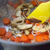 Bắc nồi lên bếp, cho dầu ăn vào đun nóng rồi thả hành tím, cà rốt, nấm hương vào xào thơm, sau đó cho thêm muối vào. Xào thêm cho nấm mềm trong khoảng 5-10 phút. 