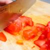 Phần sốt cà: Cà chua cắt hạt lựu. Đặt một chiếc nồi nhỏ lên bếp, phi thơm phần hành tím băm nhỏ, sau đó cho cà chua vào xào chung. Dùng sạn dầm dầm phần cà chua để cà chua dễ tan ra hơn nhé. Nêm nếm phần sốt cho vừa ăn.