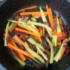 Sơ chế cà rốt, su su, nấm mèo và thái sợi. Xào trên chảo nóng, cho thêm 1 muỗng canh hạt nêm.