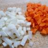 Hành tây cà rốt và nấm kim châm làm sạch, rửa sạch, cắt nhỏ hạt lựu.