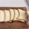 Bánh mì sandwich cắt bỏ viền ngoài, dùng chày cán mỏng.