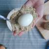 Dàn mỏng lớp khoai môn lên tay, lần lượt gói trứng. Chú ý miết nhẹ tay sao cho phần khoai môn bọc trọn vẹn lấy trứng. Đặt trứng đã bọc vào ngăn mát, cho phần khoai được nghỉ khoảng 2 phút.