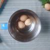 Đặt trứng vào nồi, thêm muối và luộc chín. Sau đó thả ngay trứng vào nước lạnh cho dễ lột bỏ vỏ nhé.