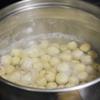 Hạt sen tươi bỏ hết tâm sen cho sạch, đun nồi nước sôi, thả hạt sen vào đun khoảng từ 15-20 phút thì cho đậu xanh vào đun cùng đến khi đậu xanh và hạt sen mềm.