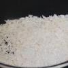 Gạo, nếp vo sạch để ráo, sau đó rang gạo trong nồi cho khô và se lại, nhưng không vàng.