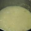 Vo sạch gạo tẻ và gạo nếp, cho vào nồi cùng đậu xanh không vỏ. Đổ nước ngập hơn 2 đốt ngón tay, bắc lên bếp, nấu sôi. Khi nước sôi, hạ nhỏ lửa xuống nấu khoảng 10 phút cho hạt gạo và đậu xanh được nhừ. Nêm gia vị gồm: 1/2 muỗng cà phê muối, 1/2 muỗng cà phê hạt nêm cho vừa ăn, tắt bếp.