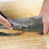 Cá lóc làm sạch, dùng dao khứa 3-4 đường lên thịt cá lóc. Rau đắng nhặt, rửa sạch, để ráo.