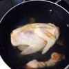 Sơ chế nguyên liệu nấu cháo gà đậu xanh: Thịt gà rửa sạch, để nguyên, cho vào nồi nước cùng gừng cắt mỏng, nấu sôi.