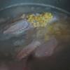 Khi cháo sôi, cho gà, đậu xanh và hạt sen vào, đậy nấp, bật chế độ nấu trong khoảng 25 phút thì chuyển sang chế độ hâm nóng (Warm). Nấu đến khi hạt cháo nhừ thì nêm muối, đường bột ngọt và tiêu vào, khuấy đều.