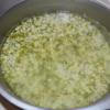Cho đậu xanh và gạo nếp vào nồi, bắc lên bếp đun đến khi chín chín rồi thả nấm trắng vào và đun thêm khoảng 15 phút nữa.