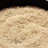Rang qua gạo tẻ trước khi nấu để cháo hàu nhanh chín. Cho gạo tẻ vào nồi cùng 1 lít nước, nấu sôi. Sau khi gạo sôi thì bạn cần khuấy cháo thường xuyên để lúc cho hàu vào, cháo hàu không bị khét.