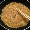 Gạo rang vàng trên bếp, đảo đều tay, lửa nhỏ, khi nào gạo chuyển sang màu vàng và có mùi thơm thì được. Rang gạo lên để khi nấu cháo hạt không bị sệt, ăn dễ ngán. 