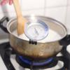Đổ gạo rang rồi cho nước vào nấu lên, để lửa nhỏ. Khi nấu, chú ý khuấy cháo đều tay. Nấu trên bếp khoảng 30 phút, ăn thử nếu thấy chín là được.