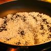 Cho gạo tẻ vào chảo, để lửa vừa, rang đến khi hạt gạo đục, có hương thơm thì dùng chày đập dập hạt gạo rồi vào nồi nước luộc ở trên, đun trong khoảng 1 giờ 30 phút cho cháo chín.