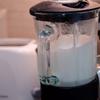Vớt gạo ra, để ráo, cho vào máy xay sinh tố cùng 2 chén nước, xay nhuyễn như hình.
