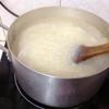 Cách nấu cháo nghêu: Cho gạo vào nồi, đổ nước ngập gạo và nấu cho gạo chín thành cháo, nhớ dùng môi khuấy đáy nồi để cháo không bị cháy.