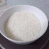 Gạo ngâm nước khoảng 30 phút rồi đem nấu cháo, nấu ít nước để tạo thành loại cháo đặc.