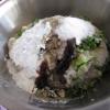 Cho tiếp 2 lòng trắng trứng gà, 3 muỗng canh bột năng, lá chanh cắt nhỏ vào tô tôm cá xay trộn đều. Sau đó cho vào ngăn mát tủ lạnh để 30 phút.