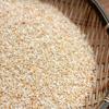 Gạo tấm vo sạch, để ráo nước, cho vào chảo rang sơ qua cho vàng đều. Cho gạo tấm vào nồi nước luộc thịt vịt, nấu đến khi hạt gạo nở mềm.