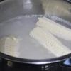 Sau đó, cho gạo nếp vào nồi, đừng quên thêm khoảng hai chén nước lọc và cùi bắp vào. Khi gạo nếp đã nở sau một khoảng thời gian đun, vớt bỏ cùi bắp ra ngoài.