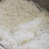 Gạo nếp đãi nhiều lần nước sao cho phải thật sạch để đảm bảo vệ sinh, khi đã hoàn tất động tác trên dùng nước lạnh ngâm gạo nếp, canh độ khoảng 2 tiếng.