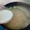 Khoảng 20 phút sau khi bắp đã mềm thì cho bột báng vào. Nấu cho bột báng nở thì cho đường vào. Cuối cùng cho hỗn hợp bột năng hoà với nước vào, chè sôi thì tắt bếp.