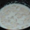 Cho chuối, 100ml nước cốt dừa, 1/8 muỗng cà phê muối và 50g đường vào nồi khác, đun đến sôi một lúc để chuối chín thì tắt bếp.