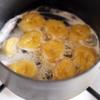 Cho 72g đường nâu và 120ml nước lọc vào nồi, khuấy tan sau đó cho chuối và hạt dẻ vào nấu sôi thì giảm lửa. Đun đến khi phần nước ngả sang màu vàng nhạt thì tắt bếp.