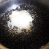 Phần hạt đậu đen trong nồi cho phần đường trăng còn lại vào, đặt lên bếp sên cho đường tan, ngấm vào đậu.