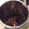 Cho đậu đen, gạo lứt vào nồi cùng 300ml nước, nấu sôi nhỏ lửa. Khi hạt đậu đen mềm, cho đường thốt nốt vào, khuấy thêm 3 phút.