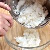 Cho gạo đã đun ra tô lớn, thêm vào sữa vừa đun cho ngập 2/3 tô. Sau đó, cho tô vào lì viba trong khoảng 1 phút 20 giây.
