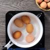 Đun sôi nồi nước, cho 5 quả trứng gà vào luộc chín trong khoảng 10 phút. Sau đó vớt trứng gà để vào thau nước lạnh để dễ bóc vỏ trứng. Nên chọn trứng gà mới hoặc trứng gà ta sẽ ngon hơn. 