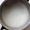 Đặt một nồi khác lên bếp, cho khoai lang, nước cốt dừa, đường trắng, 400 ml nước lọc, đun đến khi khoai lang chín mềm.