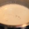 Cho 1/2 số sữa tươi, kem sữa tươi, đường trắng vào nồi, đun sôi lửa nhỏ đến khi tan hết đường.