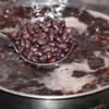 Đầu tiên, đãi sạch đậu đen và đậu đỏ, nhặt bỏ những hạt lép, ngâm với nước khoảng 1 giờ hoặc qua đêm. Cho đậu đen, đậu đỏ vào nồi, nấu nhừ.