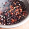 Đầu tiên, đãi sạch đậu đen và đậu đỏ, nhặt bỏ những hạt lép, ngâm với nước khoảng 1 giờ hoặc qua đêm. Cho đậu đen, đậu đỏ vào nồi, nấu nhừ.