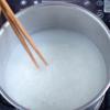 Cách nấu chè nhãn nấu nếp là món ăn yêu thích của người Thái Lan. Đầu tiên cho nước cốt dừa, 40gr đường, 1/2 thìa cà phê muối, 10gr bột bắp vào nồi khuấy tan. Cho lên bếp đun, cho lá dứa vào cho thơm. Vừa đun vừa khuấy đến khi hơi sệt là được. Cho gạp nếp (đã vo sạch, để ráo) và nước vào nồi, nấu đến khi nếp nở dẻo mềm.