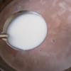 Tiếp theo, cho bột báng, đường phèn vào, khuấy đều cho đường tan hết. Pha bột bắp với 1/2 chén nước, cho vào cùng để chè thêm sệt, thơm hơn.